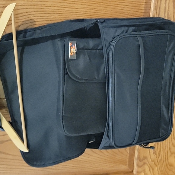 Solo black briefcase with a pullout sleeve for your laptop in black. - Picture 5 of 6